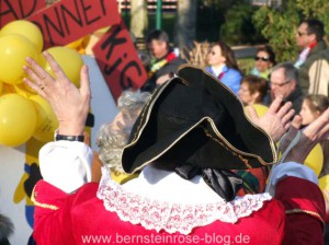 Karneval in Bad Honnef im Rheinland, mittelalterlicher Hut in Schwarz