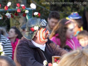 Karneval in Bad Honnef am Rhein, bunt bemalter Jecke