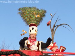 Karnevalsprinz mit Pfauenfedern auf dem Kopf, Karneval in Bad Honnef im Rheinland