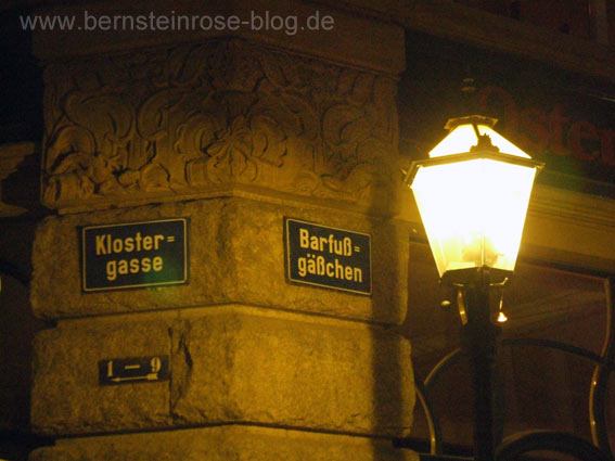 Straßenschild Barfußgässchen in Leipzig im Laternenlicht