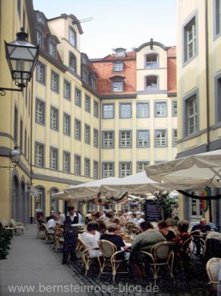 Barthels Hof mit alten Kranbalken und Restaurant in der Messestadt Leipzig