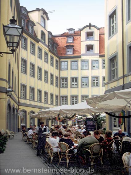Barthels Hof mit alten Kranbalken und Restaurant in der Messestadt Leipzig