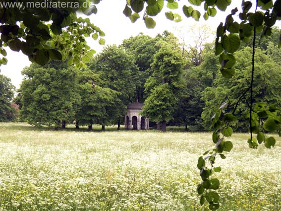Leipzig: Pavillon im Elstertal - Parklandschaft nahe der Elster