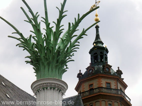 Säule der Nikolaikirche am Nikolaikirchhof in Leipzig mit dem Kirchturm im Hintergrund