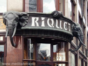 Eingang Riquethaus in Leipzig mit asiatischen Elefanten