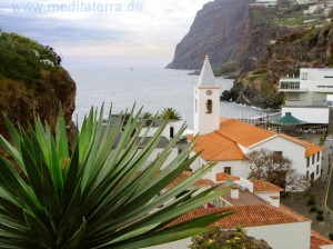 Kirche mit Küstenfelsen in Camara de Lobos auf Madeira