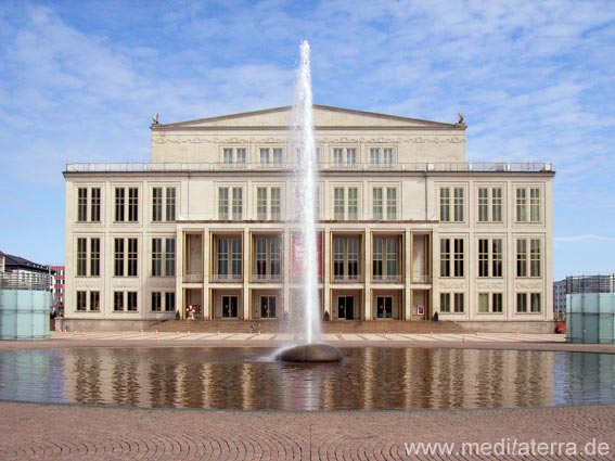 Leipziger Opernhaus mit Springbrunnen