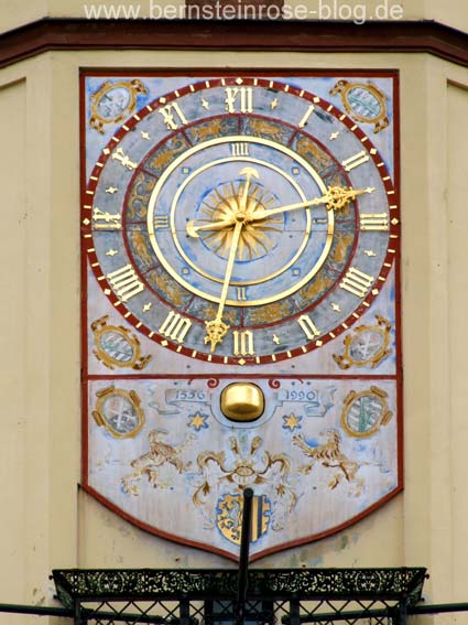 Rathausuhr am Leipziger Marktplatz - hellblaue Uhr mit goldener Schrift