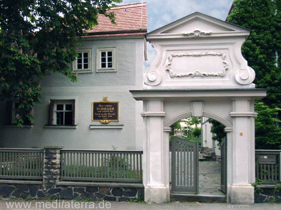 Schillerhaus in Gohlis - Leipzig - Eingang mit Haus und Zaun