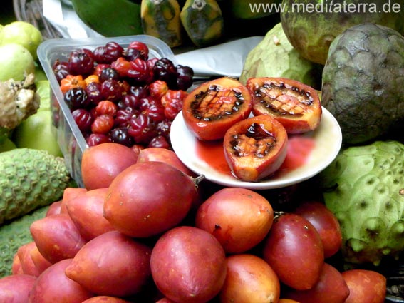 Tamarillo, Bauernmarkt, Baumtomaten und andere Früchte, Bauernmarkt Madeira, Fruchtteller mit aufgeschnittenen Tamarillo