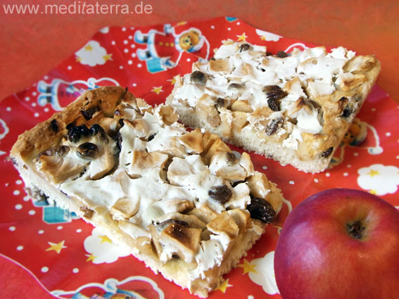 Apfelkuchen für die Weihnachts- und Adventszeit mit rotem Apfel und rotem Weihnachtsteller