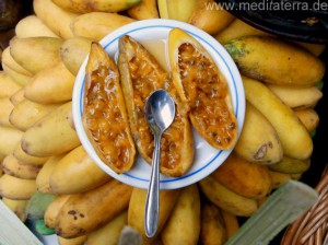 Bananenmaracuja mit aufgeschnittenen Früchten