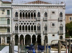 Gesamtansicht der Casa d'Oro: Piano nobili und Wassergeschoss mit Arkadenbögen - Venedig Canal Grande