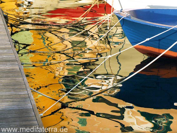 Fischerhafen: Spiegelung mit bunten Booten, Steg und Bootsseilen