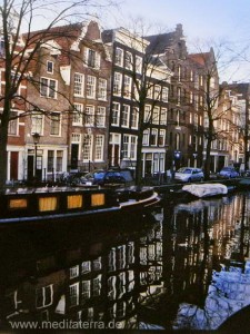 Amsterdam - Gracht mit Hausbooten und Stadthäusern - schöne Spiegelung