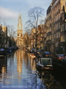 Amsterdam - Westerkerk - Gracht mit Grachtenhäusern und Spiegelung der Kirche