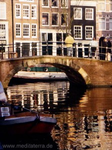 Brücke in Amsterdam mit Stadthäusern im Grachtengürtel