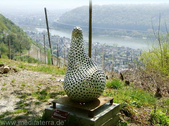 Keramikskulptur von Marianne Dick am Leutesdorfer Kunst- und Kulturweg