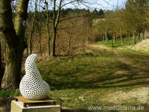 Leutesdorfer Kunst- und Kulturweg: Keramik-Skulptur von Marianne Dick aus Neuwied