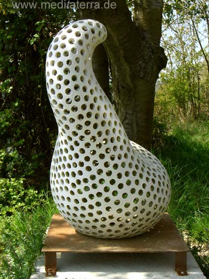Leutesdorfer Kunst- und Kulturweg: Keramik-Skulptur von Marianne Dick aus Neuwied