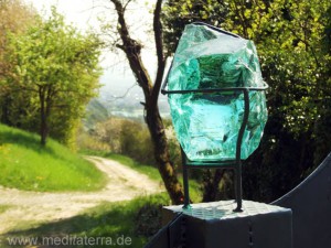 „Wächter am Weinberg“ von Ute Weiler- Detail mit Ausblick zum Rhein