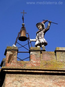 Glöcknerfigur auf dem zinnenbekrönten Torre de pulcinella in Montepulciano Toskana