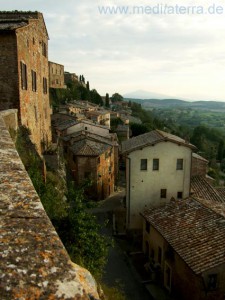 Blick von der Stadtmauer in Montepulciano auf die Häuser des Ortes - Toskana