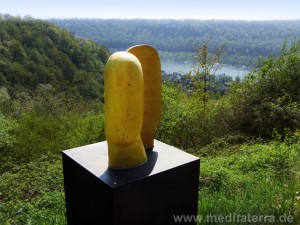 Leutesdorfer Kunstweg: Skulptur von Sigrid Langert "Ausblick"