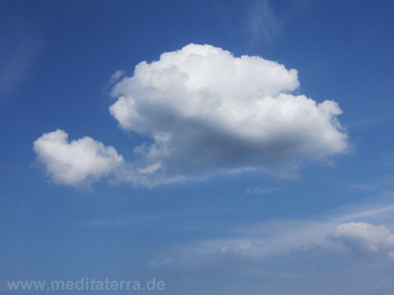 Himmel blau mit weißer Wolke