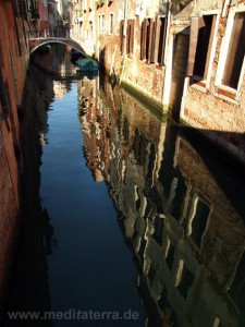 Brücke in Venedig mit spiegelndem Kanal