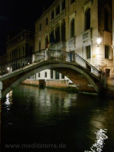 Brücke in Venedig bei Nacht