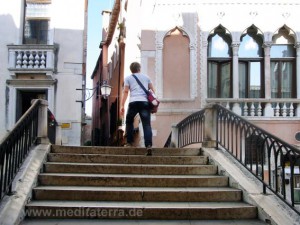 Brücke in Venedig mit Treppenstufen