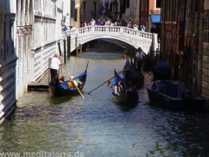 Brücke in Venedig mit Gondeln