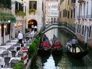 Brücke in Venedig mit Gondeln und Restaurant