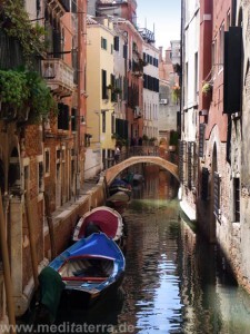 Brücke in Venedig mit Booten und Kanal