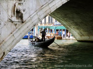 Rialto-Brücke mit Gondel - Blick durch den Brückenbogen mit Gondel