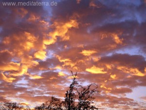 Feurige Wolken am Abendhimmel