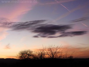 schwarze und rosa Schleierwolken