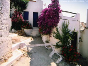 Insel Alonissos: Gasse in der alten Chora auf dem Berg