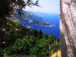 Ausblick auf die Küste der Insel Skopelos mit blauem Meer
