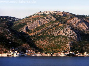 Griechenland: Blick zur südlichen Spitze der Magnesischen Halbinsel mit dem Dorf Trikeri auf dem Berg