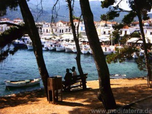 Blick von Bourtsi im Hafen von Skiathos mit Sitzbank und Bäumen
