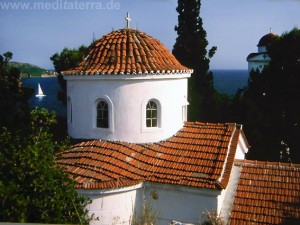 Kirche Agios Nikolaos im Inselstädtchen Skiathos - mit Zypressen