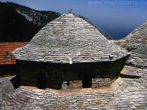 Nördliche Sporadeninseln - Kloster Evangelista auf der Insel Skiathos in Griechenland - Schieferkuppel mit Tauben