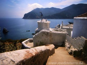 Insel Skopelos: weiße Kirche am Hafen im Hauptort der Insel