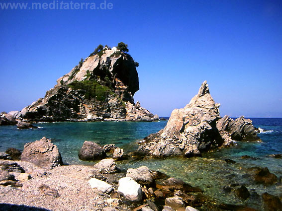 Insel Skopelos: Ag. Ioannis - Kapelle - Felsen im Meer