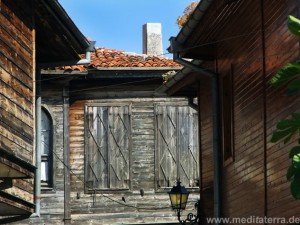 Holzhaus mit zugeklappten Fensterläden im bulgarischen Nessebar