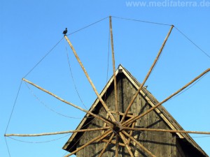 Bulgarien: Holzwindmühle auf der Halbinsel Nesserbar - mit Vogel