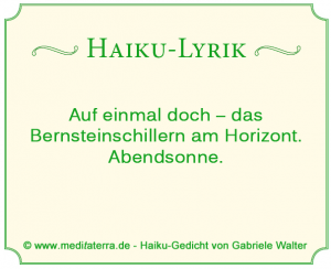 Haiku Gedicht über das Meer und die Farbe Bernstein