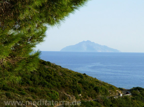 Blick von der Südküste der Insel Elba zum Inselchen Monte Christo - durch das Zoomobjektiv betrachtet